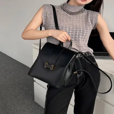 حقيبة ظهر نسائية من الجلد الأسود