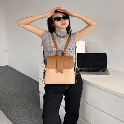 حقيبة ظهر نسائية من الجلد البني والبيج